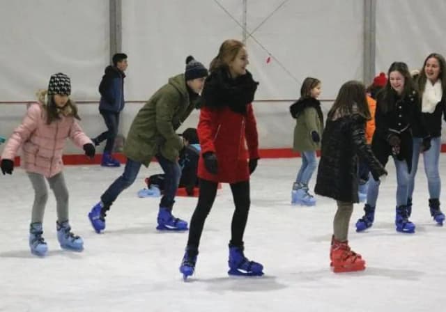 Pista de patinaje en León: horarios, precios y mejores opciones Pista de patinaje en León: horarios, precios y mejores opciones